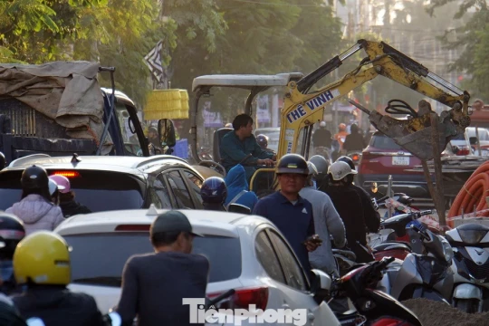 Thi công vỉa hè giờ cao điểm, phố trung tâm Hải Phòng ùn tắc kéo dài