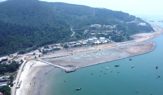 Hơn 1 tháng nữa, hoàn thành cảng biển 34.000 tỷ đồng lớn nhất miền Trung