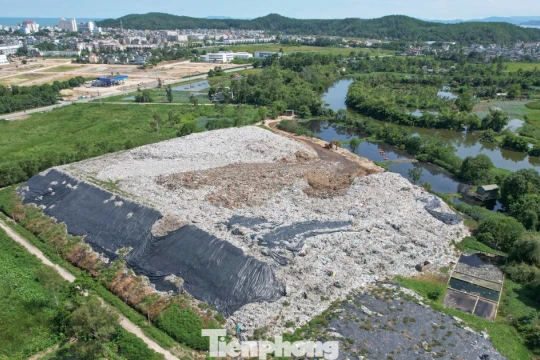 Núi rác ‘án ngữ’ khu du lịch biển Sầm Sơn