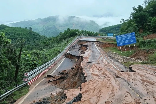 Bão số 15 áp sát, Bộ Xây dựng phát thông báo khẩn