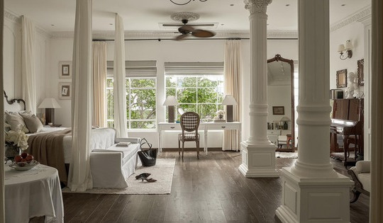 Ngôi nhà hơn 20 năm tuổi ‘lột xác’ ngoạn mục: Từ kiến trúc lệch tầng cũ kỹ thành không gian châu Âu trắng tinh giản