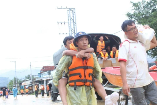 Khẩn trương xây dựng lại nhà ở cho nhân dân vùng lũ trước Tết Nguyên đán