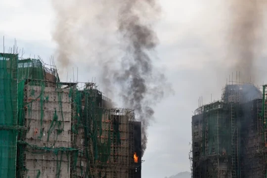Vụ cháy khu chung cư Hồng Kông (Trung Quốc): Lửa vẫn âm ỉ sau 24 giờ, hàng trăm người vẫn mất tích