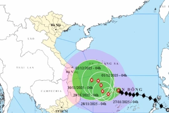 Bão số 15 diễn biến bất ngờ, mạnh lên 4 cấp