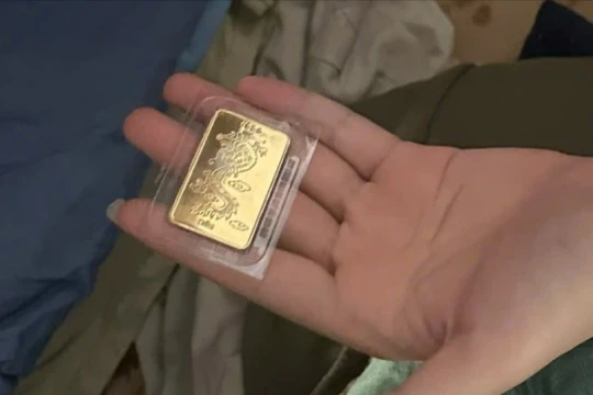 Tình nguyện viên bất ngờ phát hiện 5 chỉ vàng trong túi quần áo cứu trợ