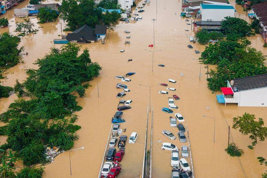 Đối mặt đợt mưa 300 năm mới có 1 lần, Thái Lan huy động cả tàu sân bay để cứu hộ