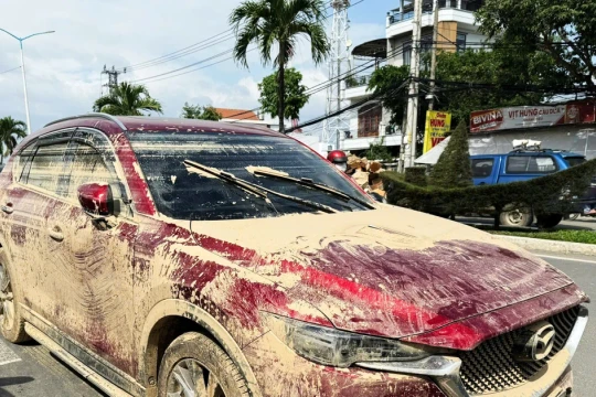 Tiệm sửa ô tô, xe máy ở Nha Trang quá tải sau mưa lũ lịch sử