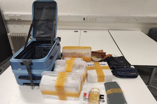 23h40 phút tại sân bay cảnh sát khám xét chiếc ô tô đáng ngờ, 'lật tẩy' chiêu bài của 2 người đàn ông và thu giữ 7 thỏi vàng và trang sức ước tính lên tới 34 tỷ