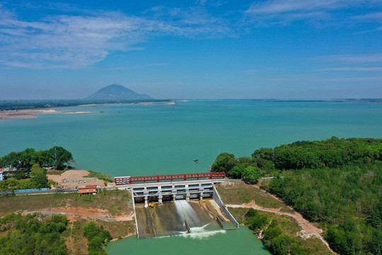 Huy động gần 2.900 tỷ, 36.000 lao động, 15 triệu ngày công, đắp 11,6 triệu m3 đất để xây hồ nước nhân tạo lớn nhất Đông Nam Á