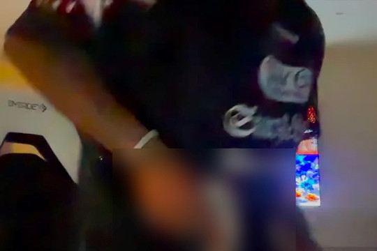 Bắt khẩn cấp nam ca sĩ J nổi tiếng