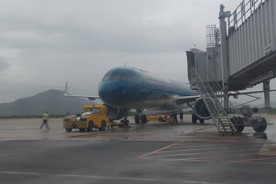 68 chuyến bay phải đổi hướng tránh bão số 15