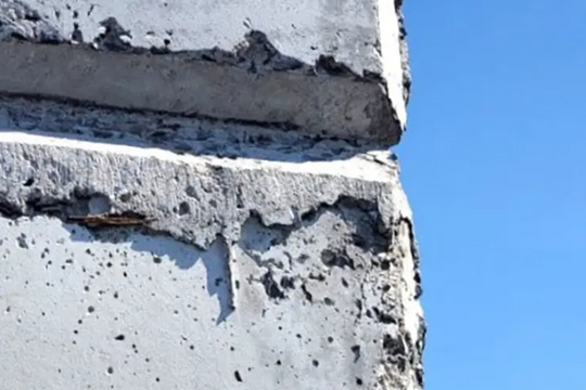 Tòa nhà chọc trời hơn 430m giữa trung tâm thành phố xuất hiện vết nứt, chuyên gia cảnh báo nguy hiểm