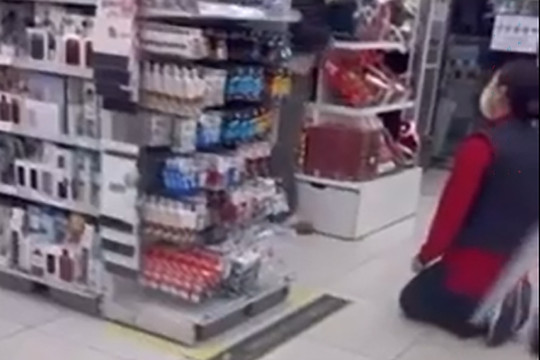 Nữ nhân viên siêu thị bị phụ huynh bắt quỳ xin lỗi vì nhắc trẻ 'chỗ này rất nguy hiểm'