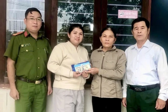 Gần 2.000 USD bị bỏ quên trong túi đồ cứu trợ bà con vùng lũ