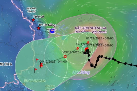 Sóng lớn từ bão số 15 khiến 4 người chết, mất tích