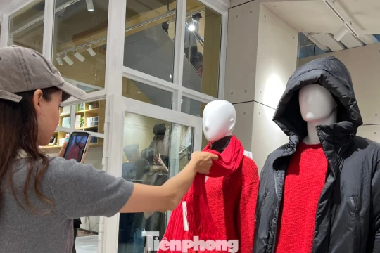 Áo khoác, khăn choàng đắt hàng ngày TPHCM chuyển lạnh