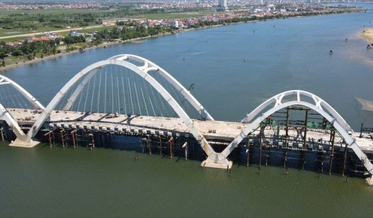 Cây cầu vòm thép nghìn tỷ nối đôi bờ sông Nhật Lệ gặp khó, đối diện nguy cơ vỡ kế hoạch