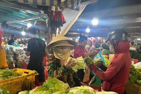 Rau trái về TPHCM tăng dần, nhiều loại chỉ 10.000 đồng/kg