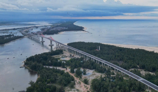 Chính thức hoàn thành cầu vượt biển dài nhất miền Trung, kết thúc hơn 100 năm di chuyển bằng đò của người dân đôi bờ