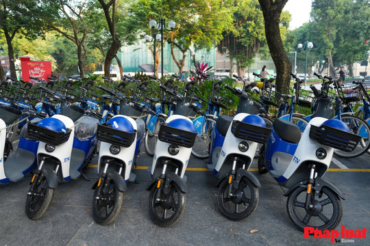 Hà Nội lần đầu ra mắt xe điện công cộng hai bánh: Thuê xe điện như mượn xe đạp, đổi pin trong 30 giây