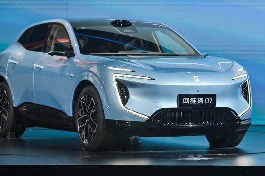 Mẫu SUV ‘cùng chiếu’ với Hyundai Santa Fe giá chỉ hơn 800 triệu: ‘Vút ga’ từ Hà Nội - Huế trong một lần sạc, có 4 tủ lạnh mini cùng công nghệ đi êm ru