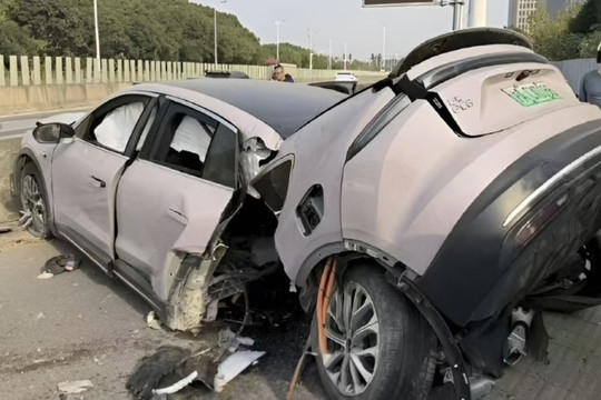 Chiếc xe điện Nio EC6 gãy đôi như ‘bị chém’, 2 người bên trong vẫn sống sót kỳ diệu