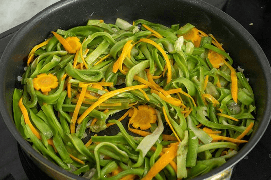 Rau 'nhìn như rơm' nhưng giòn ngon khó cưỡng, giá 600.000 đồng/kg vẫn hút khách sành ăn