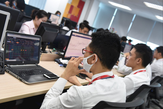 Tự doanh chứng khoán 'đi lệnh' ở 3 chủ đề nóng từ đầu quý IV/2025: IPO, đấu giá đất và KQKD nhóm ngân hàng