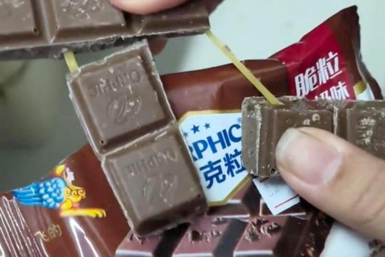 Mua thanh sô cô la giá 7.000 đồng, cô gái phát hiện thứ 'không ai ngờ' bên trong