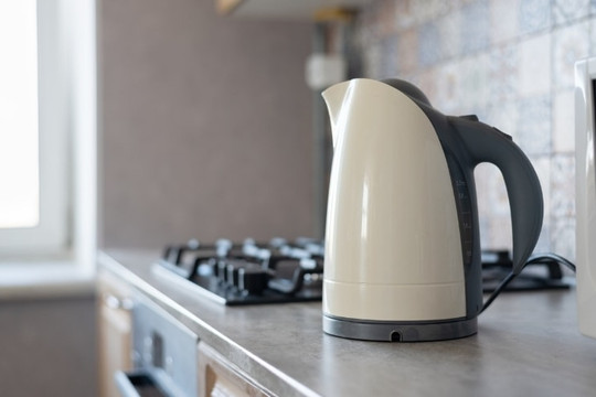 Các nhà khoa học cảnh báo: Ấm đun nước nhựa siêu tốc có thể giải phóng 3 tỷ hạt vi nhựa