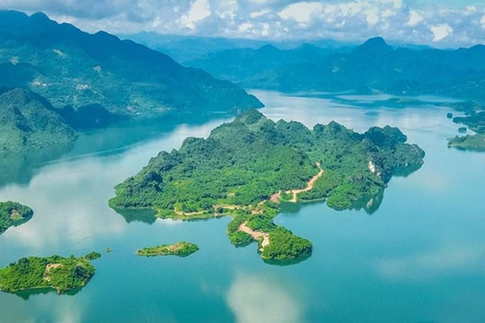 Việt Nam có hồ nước dung tích lớn nhất Đông Nam Á, trải dài 230km, là nguồn cấp nước chính cho 'công trình thế kỷ' do Liên Xô thiết kế