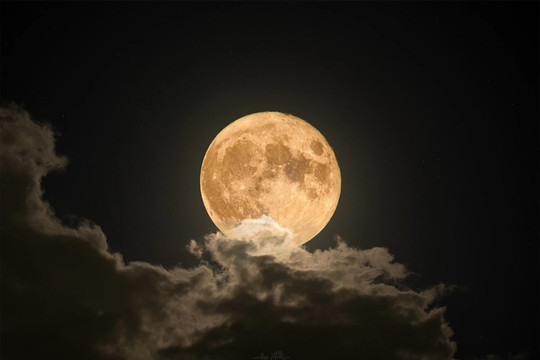 Đêm nay, Việt Nam đón siêu trăng đẹp nhất năm, trùng thời điểm mưa sao băng xuất hiện