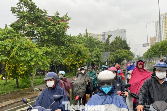 Bầu trời TPHCM tối sầm, mưa lớn diện rộng từ sáng sớm