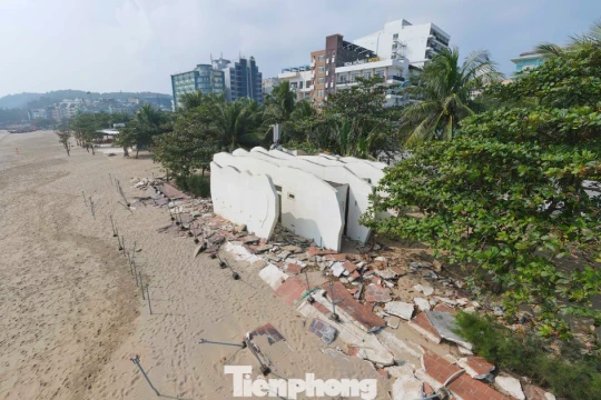 Cảnh xuống cấp, hoang tàn ở biển Sầm Sơn