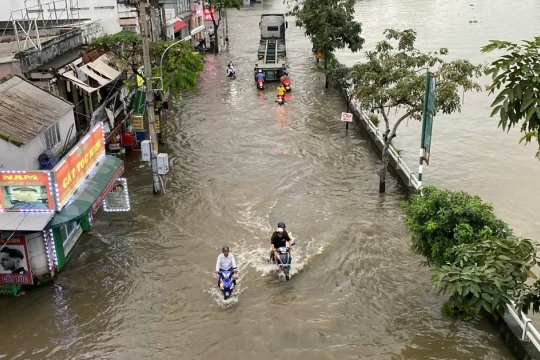 TPHCM đón không khí lạnh, triều cường đạt đỉnh