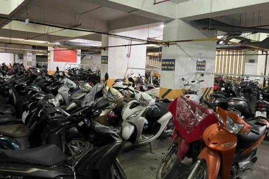 Thêm một chung cư tại Hà Nội tạm dừng tiếp nhận xe điện vì lo ngại cháy nổ, liệu có vi phạm Luật nhà ở 2023?