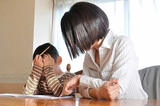 Cha mẹ cưỡng ép con cái học tập quá sức sẽ bị xử phạt 10 triệu đồng