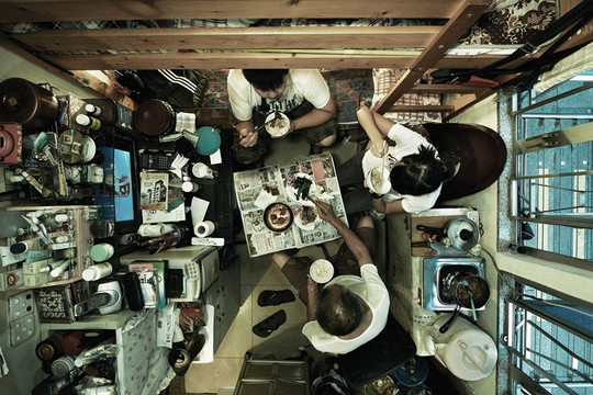 Run rẩy nhìn vào những căn hộ hộp diêm, 'chung cư quan tài' ở Hong Kong