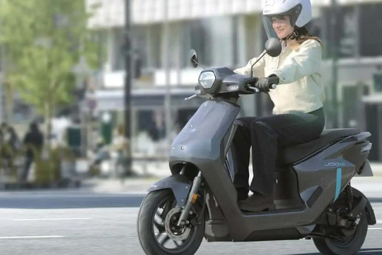 Yamaha ‘tiếp nhiệt’ khi ra mắt mẫu xe máy điện nhỏ - nhẹ, luồn lách dễ dàng trong phố, 2 màu tùy chọn, hệ thống đổi pin siêu tốc: Có rẻ hơn Honda Vision không?