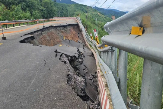 8 tuyến đường sạt lở nặng, Khánh Hòa công bố tình huống khẩn cấp