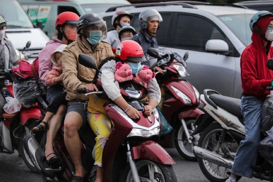 Ngay bây giờ, quy định mới về chở trẻ em trên 6 tuổi bằng xe máy: Cha mẹ biết để chấp hành, tránh bị phạt lên tới 10 triệu và tước GPLX 10-12 tháng