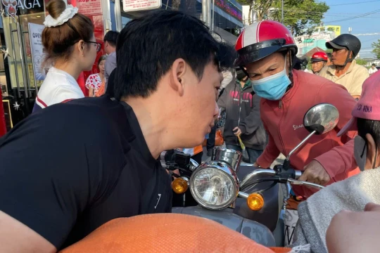 Người khó khăn ở TPHCM xúc động nhận quà từ thanh niên trúng số độc đắc