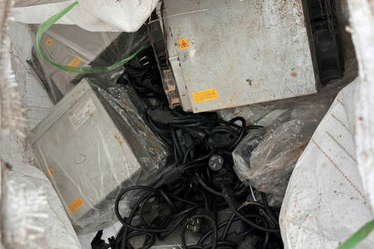 Phát hiện lô hàng lậu trị giá 10 tỷ đồng, tịch thu 500 máy đào tiền ảo và 495 sợi dây cáp điện