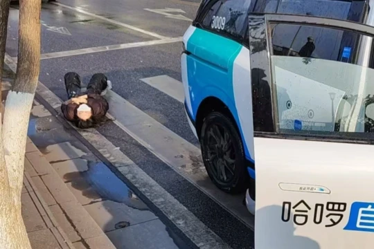 Taxi tự lái gây tai nạn với người đi bộ: Một nạn nhân kẹt dưới gầm xe, lập tức bị đình chỉ hoạt động