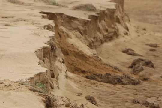 Hơn chục nghìn mét khối đất cát tràn vào ruộng đồng ở Đà Nẵng