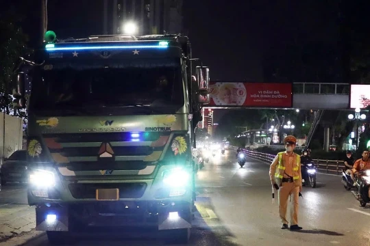 Hà Nội xử lý hàng chục xe quá tải trong một đêm