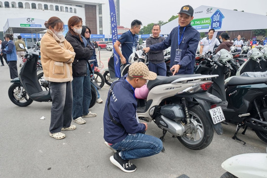 Mang Honda Vision đến ngày hội thu đổi xe máy điện VinFast, khách hàng nói thẳng cách kỹ thuật viên thẩm định giá và có luôn quyết định