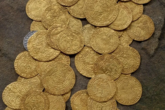 Phong tỏa khẩn cấp kho tiền vàng trị giá hơn 13 tỷ trong vườn của một người nông dân