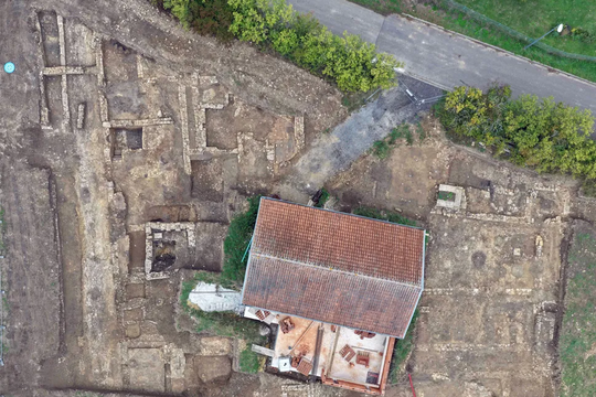 Phong tỏa khẩn cấp ngôi làng phía Đông Bắc, phát hiện kho báu 40.000 đồng tiền cổ dưới phòng khách của một ngôi nhà