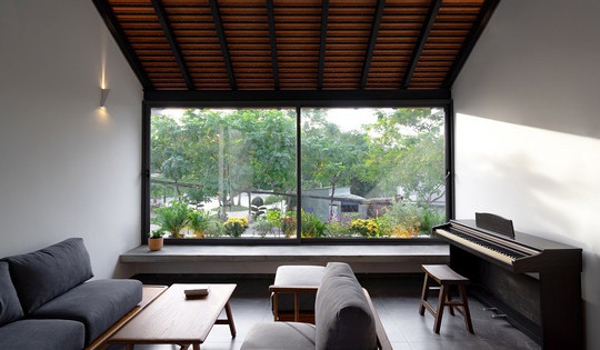 Phá vỡ khuôn mẫu kiến trúc: Ngôi nhà triền dốc với concept 'nghiêng' đầy táo bạo